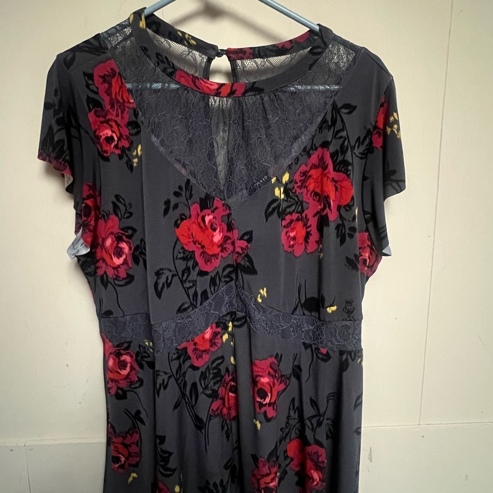 Torrid Floral Lace-Trim Women's Top in Charcoal with Red Roses